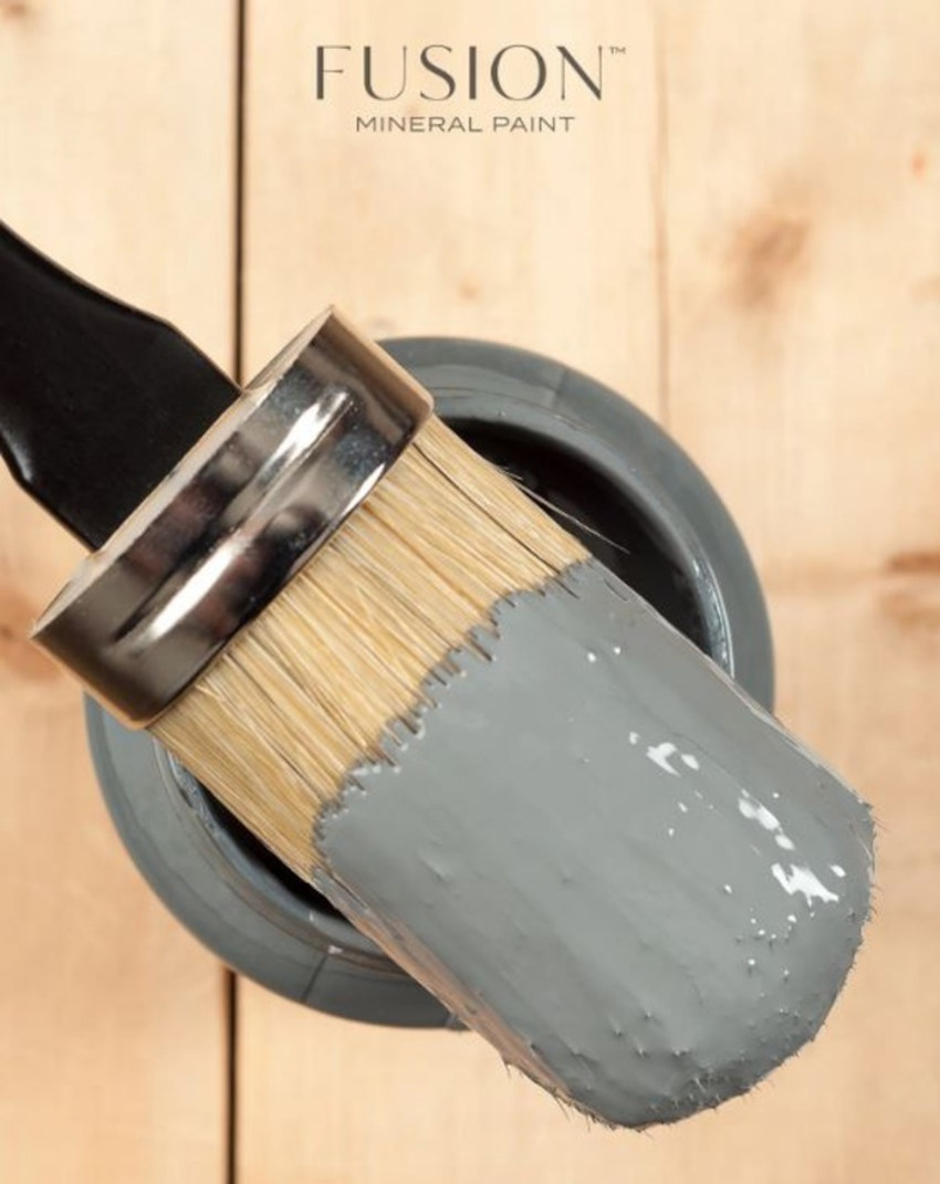 Fusion mineral paint - plechovka farby a štetec.